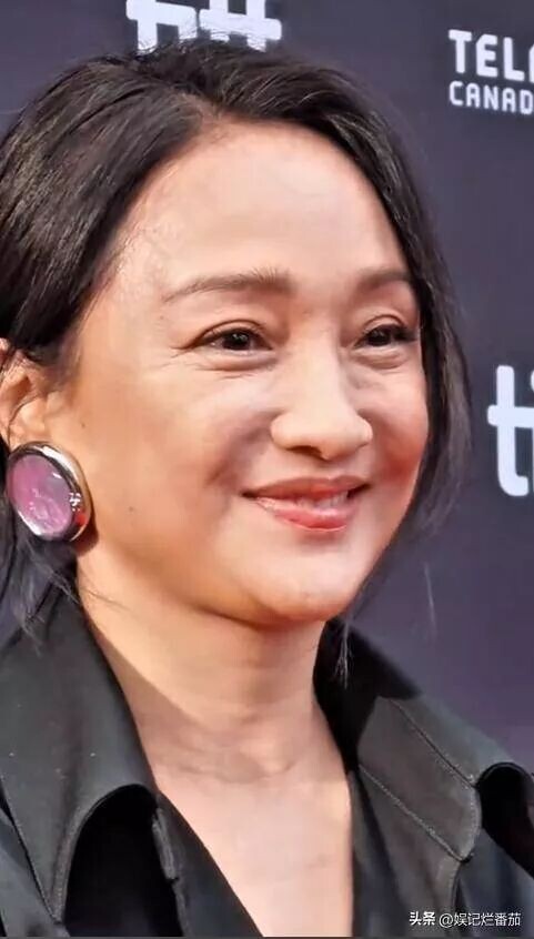 近距离看周迅：脸肿的认不出 头发黑却稀疏（配图35）