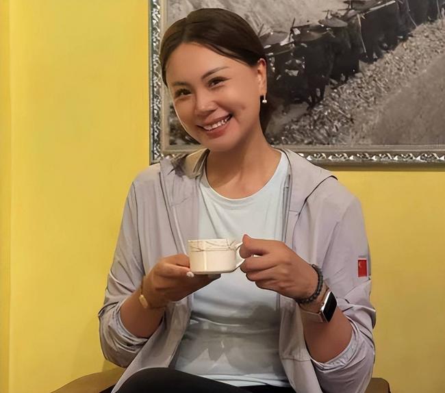 中国女排队长嫁高富帅生俩儿子，如今身居高位