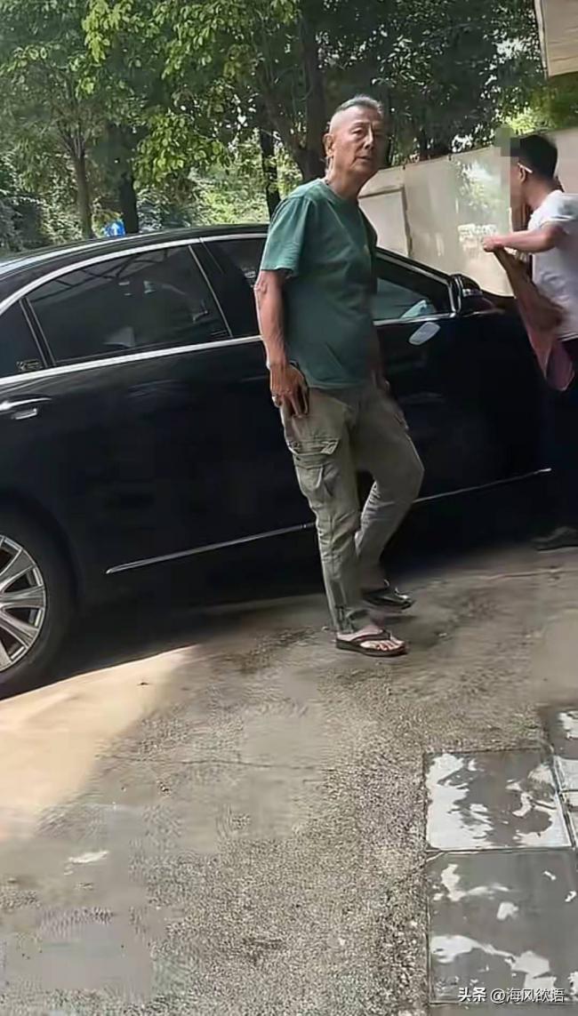 72岁刘德凯被曝昆明养老，满头白发依旧帅气