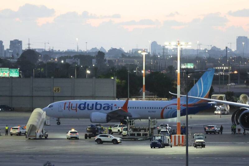 一架杜拜航空班機停在以色列的本-古里安國際機場（Ben Gurion Airport）停機坪上。（歐新社）