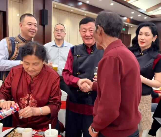 韩磊携妻子其其格参加婚宴 喝到满脸红（配图3）