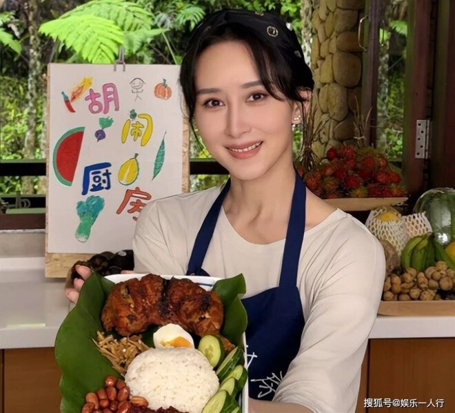 胡静杭州偶遇 白衬衫牛仔裤、素颜白皙太冻龄（配图2）