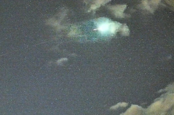 巨大绿色火球划破夜空 诡异奇景画面曝光