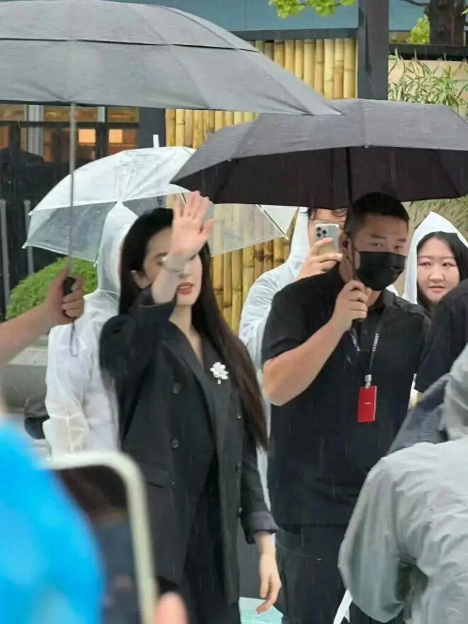 刘亦菲冒雨现身成都：原相机生图曝光 珠圆