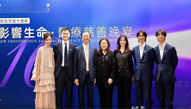 伏明霞一家五口参加晚宴 23岁大女儿颜值惊艳（配图2）