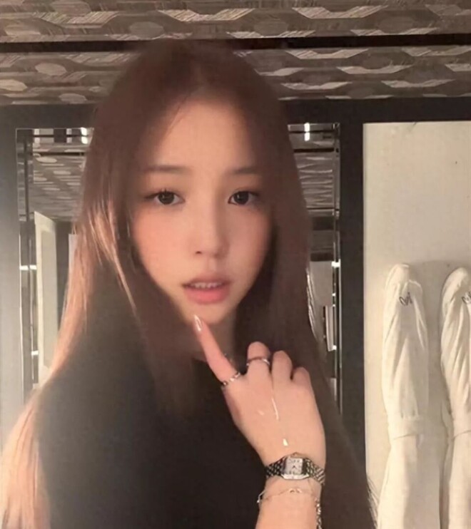 16岁赵薇女儿近照引关注 穿搭气质变化大（配图1）