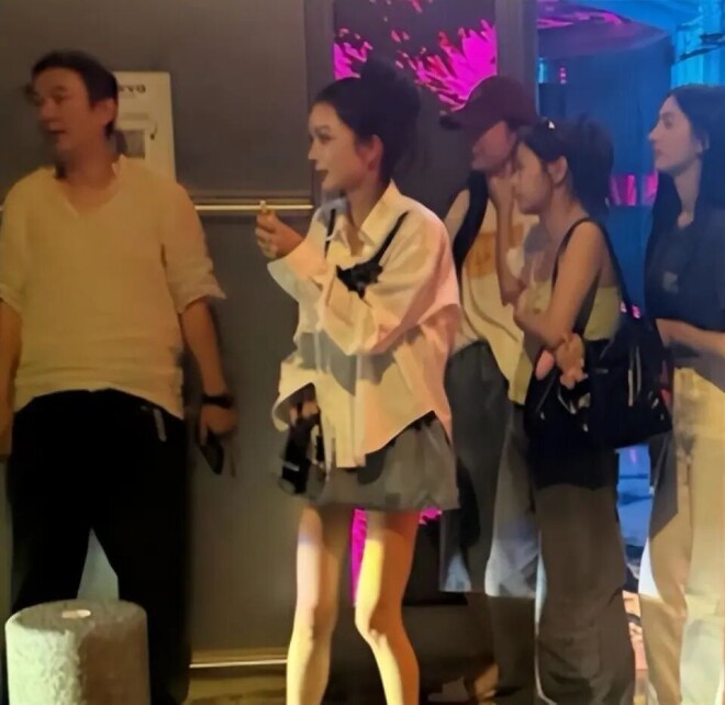 王思聪法国带妹K歌 被4个美女环绕累到靠墙（配图5）