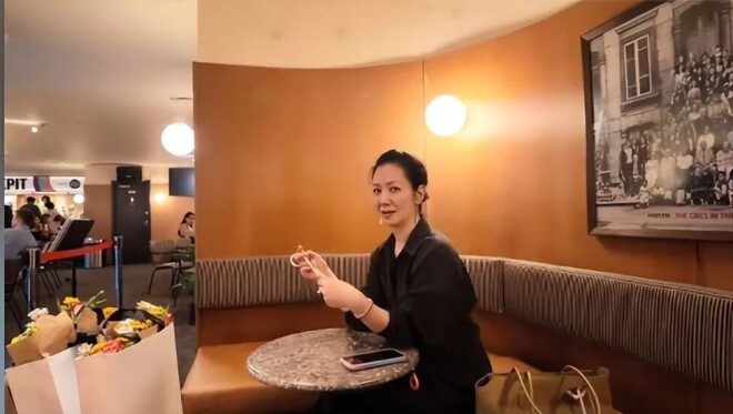 胡军一家四口现身英国 女儿长得像妈妈（配图12）