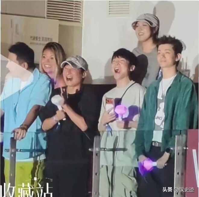 那英19岁女儿现身妈妈演唱会 染一头黄发（配图7）