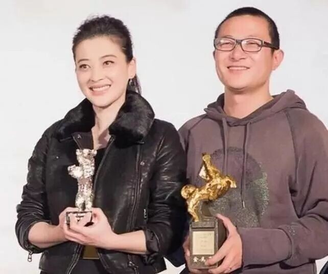 50岁梅婷和老公乌镇逛街被偶遇 网友看完都羡慕（配图3）