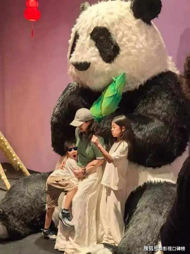 章子怡带娃看温网，母子三人穿搭都是英式老钱风