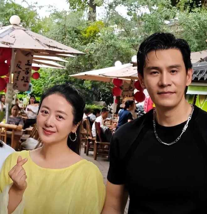 小李琳素颜眼肿体肥 经超胸肌健硕被嘲像母子（配图14）