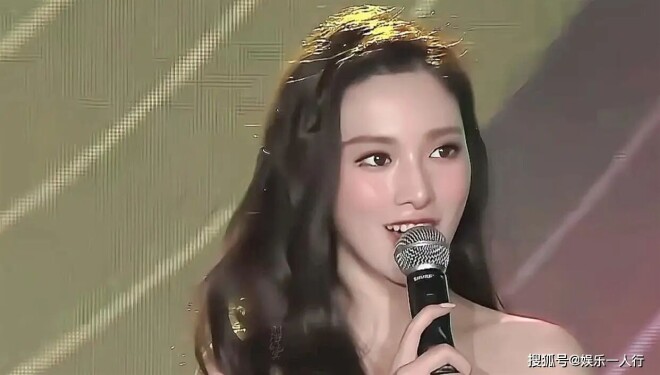 这跟没穿有何不同？35岁女星直播穿搭引发争议（配图3）