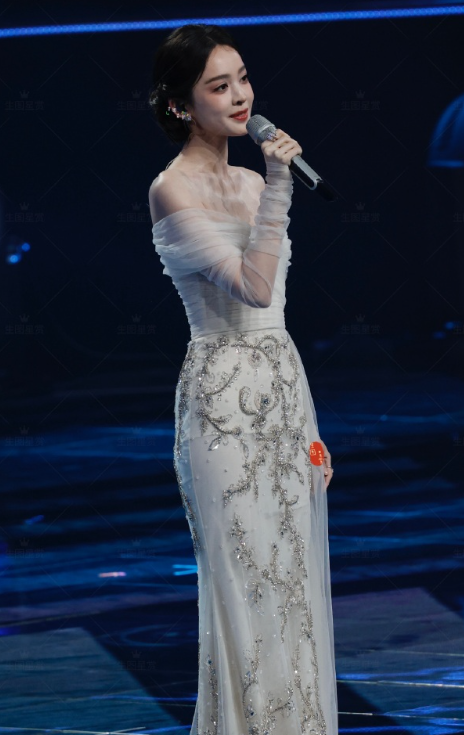 大湾区晚会：李宇春身材真好，刘涛好惊艳