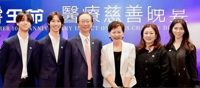 伏明霞一家五口参加晚宴 23岁大女儿颜值惊艳（配图7）