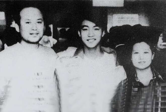 郭达退出春晚16年 现身菜市场老态龙钟头发全白（配图13）