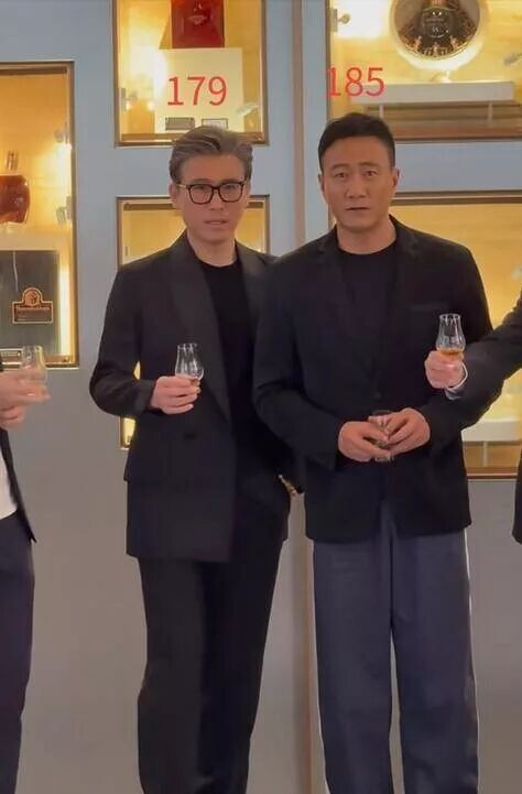 胡军一家四口现身英国 女儿长得像妈妈（配图20）
