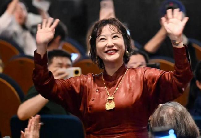 乌镇这一夜，黄磊大女儿惊艳，全场瞩目