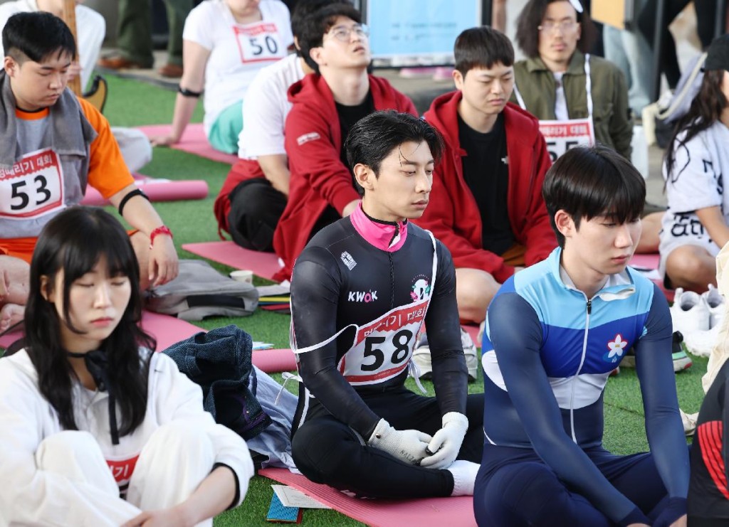 南韓速滑選手郭潤起（中）參加發呆大賽，但最終飲恨，僅得第3。網上圖片