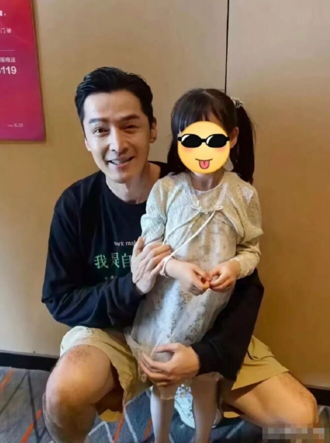 胡歌一家三口骑行罕同框 3岁女儿小茉莉近照曝光（配图7）