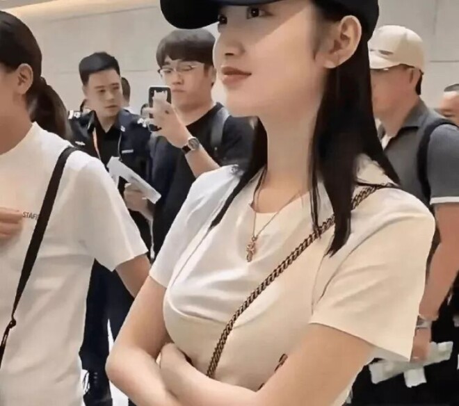 景甜现身机场：打扮十分精致 神态略显拘谨（配图20）