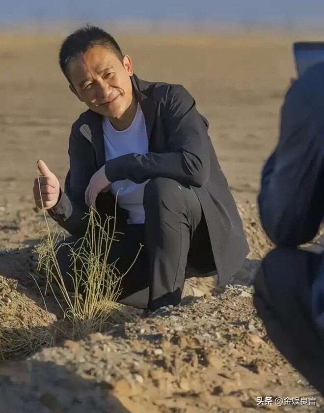 梁朝伟现身敦煌 扛铁锹种树脸晒焦黄（配图2）