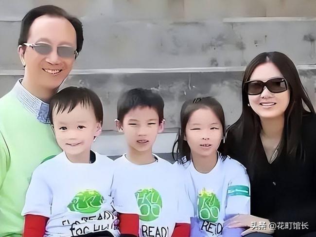 伏明霞全家罕见同框 完全富婆样 女儿似明星