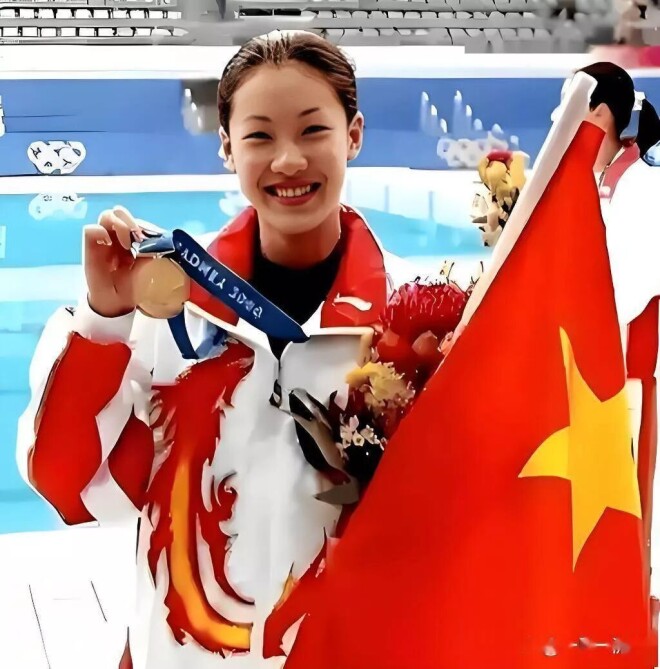 伏明霞一家五口参加晚宴 23岁大女儿颜值惊艳（配图6）