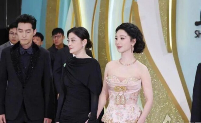 荒唐！上海电视节红毯 两位女星为压轴拒绝下车（配图11）
