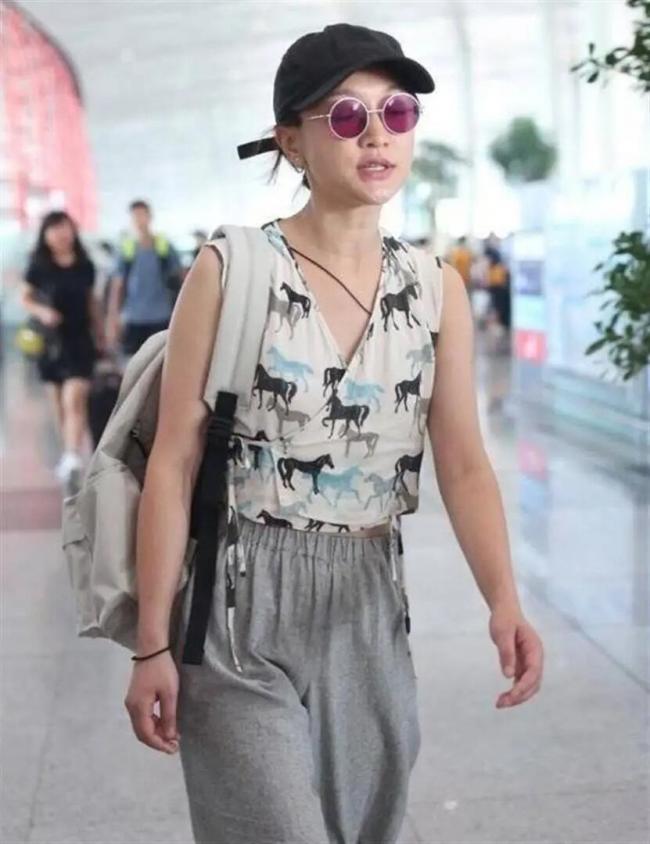 51岁周迅机场生图被拍 像20岁姑娘 全身百元货