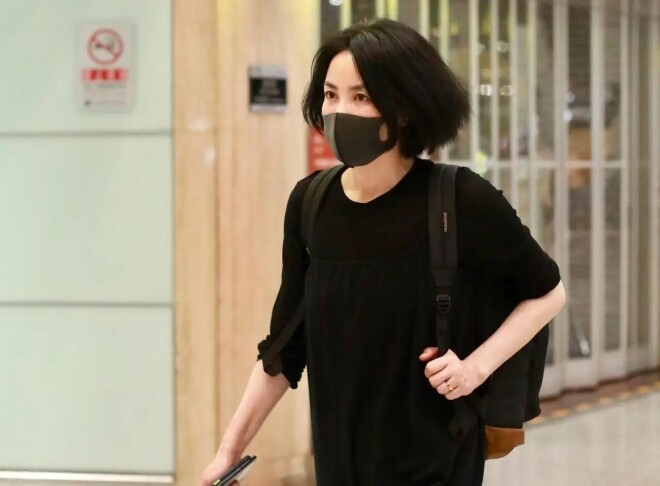 57岁王菲现身女儿演唱会 短裤雨靴秀美腿白又薄（配图9）
