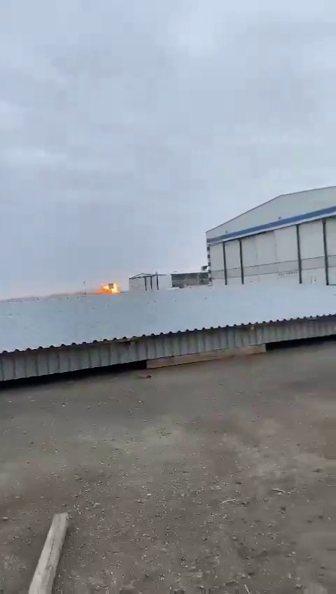 客机坠落后爆炸起火。