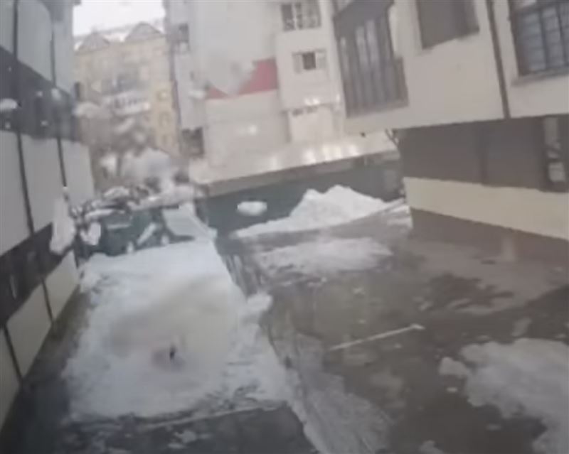路人惨遭大雪活活砸死    警方要查