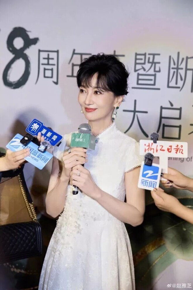 72岁赵雅芝现身杭州西湖 分享“冻龄秘诀”（配图3）
