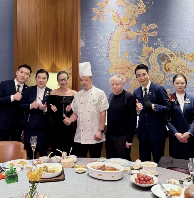 64岁杨紫琼上海聚餐惊艳全场 穿露肩装身姿窈窕（配图4）