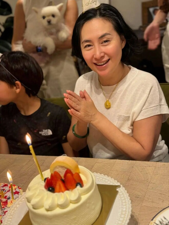 何超琼64岁低调庆生 契女继母是TVB御用宫女（配图2）