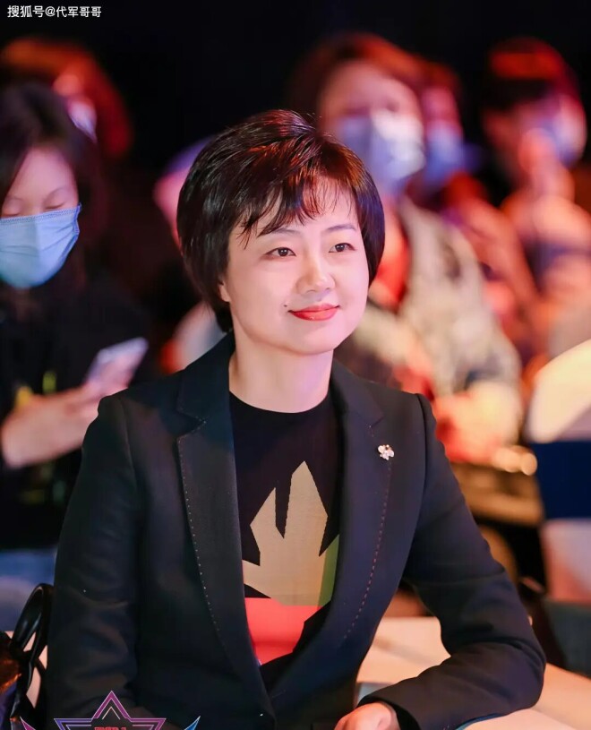 47岁央视主持人高博近况 娶美女廉伟生下一子（配图2）