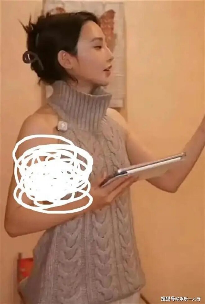 这跟没穿有何不同？35岁女星直播穿搭引发争议（配图1）