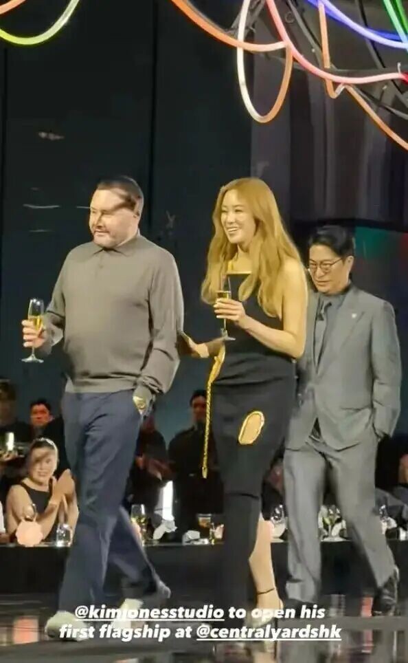 徐子淇手挽设计师 李家诚拿酒杯跟随其后（配图1）