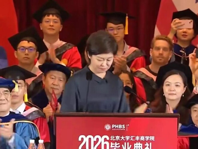 董卿现身敬一丹追悼会 头发染了但凌乱憔悴（配图23）