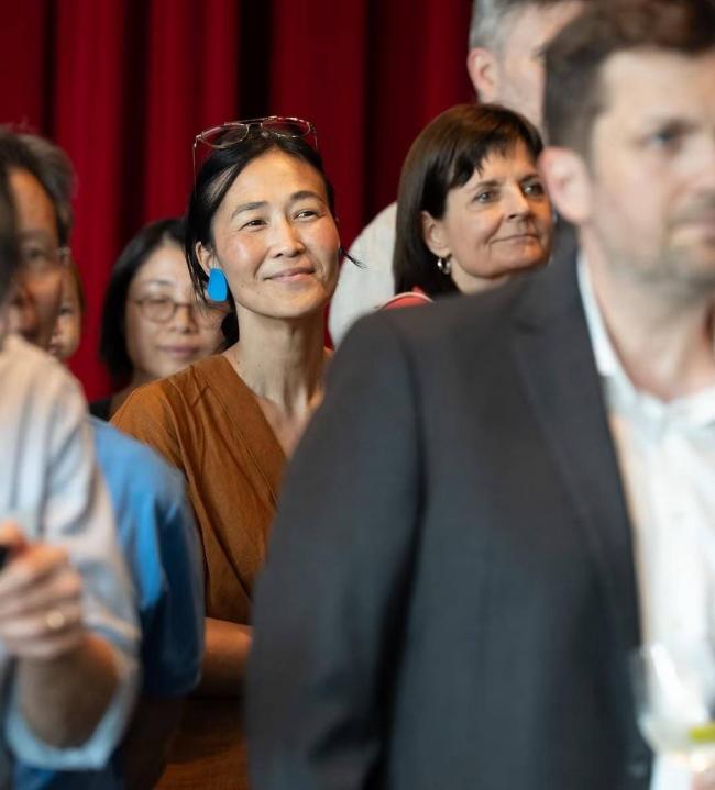 排面拉满：纽约大学庆祝王虹拿奖，全场起立鼓掌
