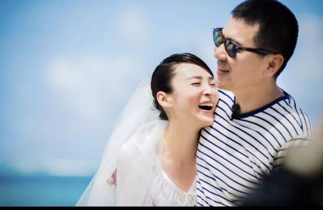 陈建斌夫妇逛环球 蒋勤勤走路姿态像怀孕（配图15）