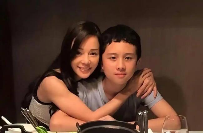 被畸形母爱毁掉的星二代：母乳12年，同床15年