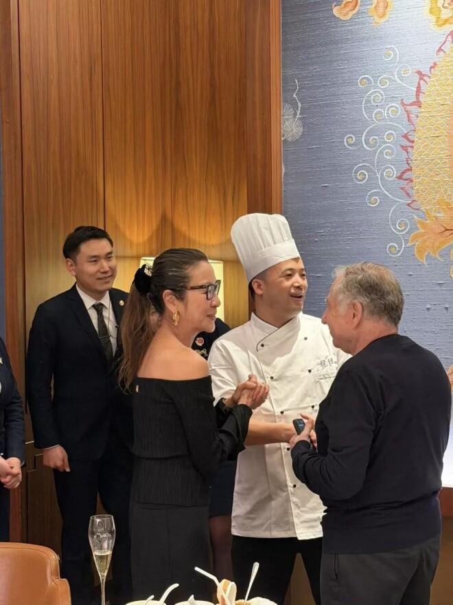 64岁杨紫琼上海聚餐惊艳全场 穿露肩装身姿窈窕（配图5）