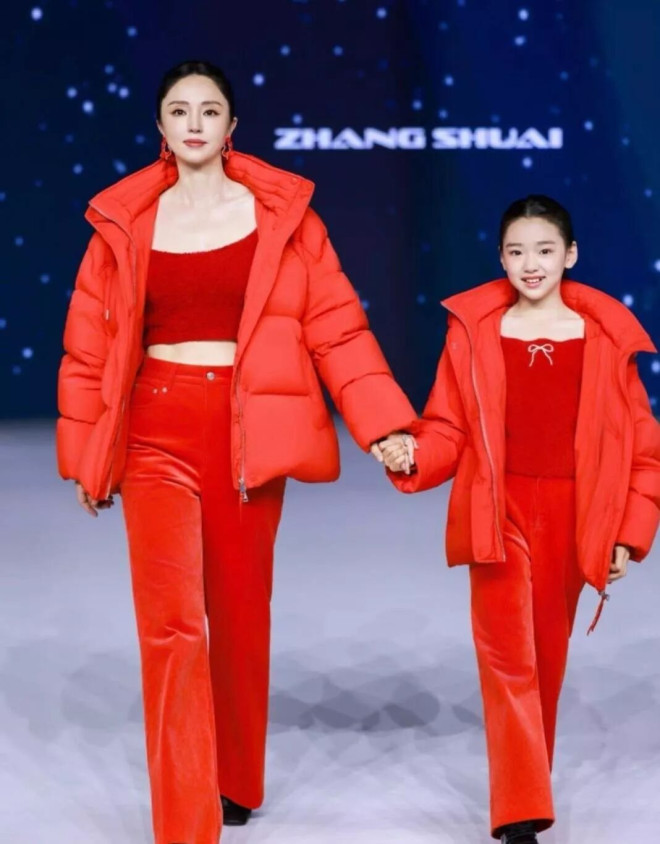 59岁景岗山携儿女走秀：儿子185女儿175（配图11）