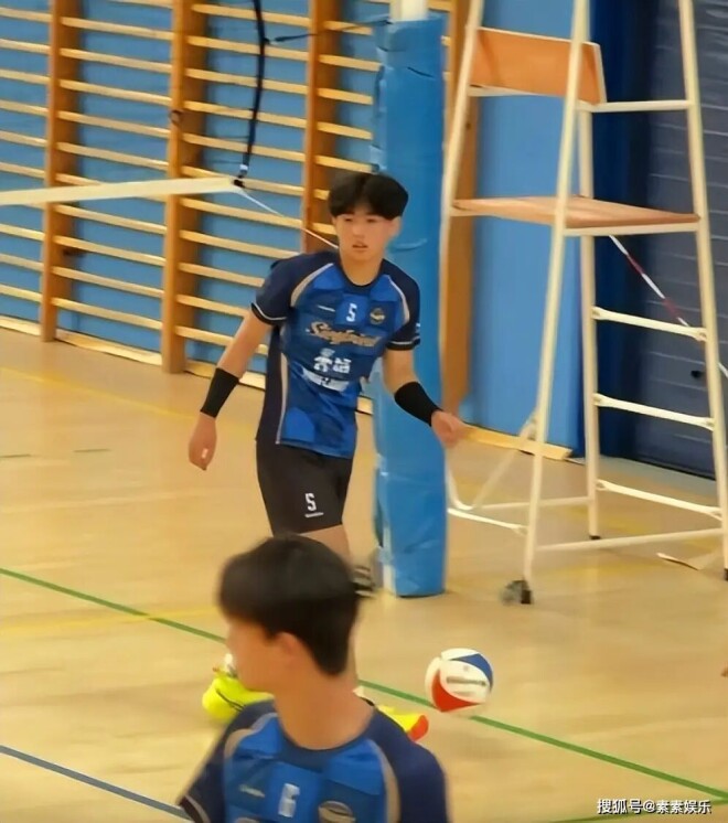 张柏芝16岁二儿子球场近照曝光 在校任排球队长（配图5）