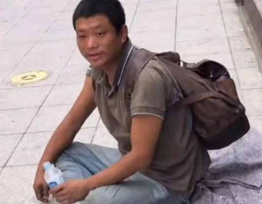 2018年深冬，巴西圣保罗的气温不算严寒，但街头流浪者的生存处境足以让人心头发冷。  一位中国驻巴西大使馆工作人员在华人志愿者陪同下。  穿过圣保罗市中心一条偏僻巷道，找到了蜷缩在墙根的万永福。  彼时他头发打结、衣衫污浊，面前摆着一只用来