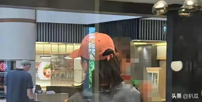 张婉婷一家新加坡度假 宋宁峰面色惨白断崖衰老（配图1）