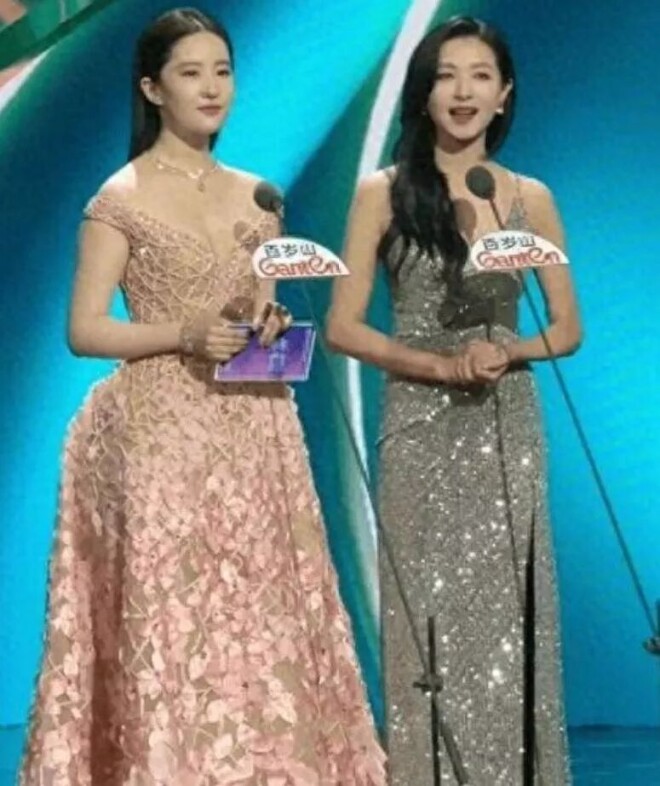 荒唐！上海电视节红毯 两位女星为压轴拒绝下车（配图1）