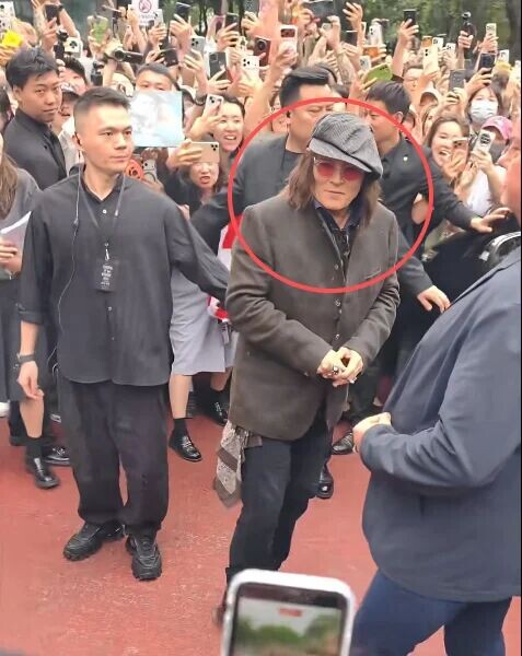 63岁约翰尼·德普现身上海：颜值翻车 像上海阿姨（配图15）